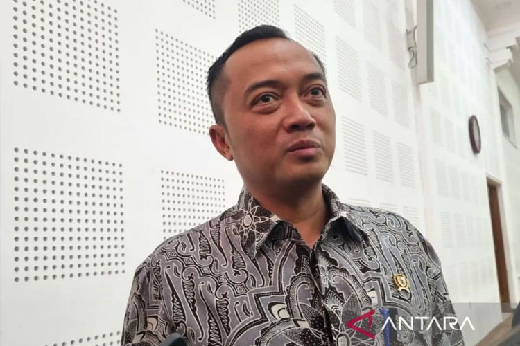 Menteri Sekretaris Negara Prasetyo Hadi memberikan pernyataan di Kementerian Koordinator Bidang Pemberdayaan Masyarakat di Jakarta, Jumat (17/10/2025). (FOTO: ANTARA)