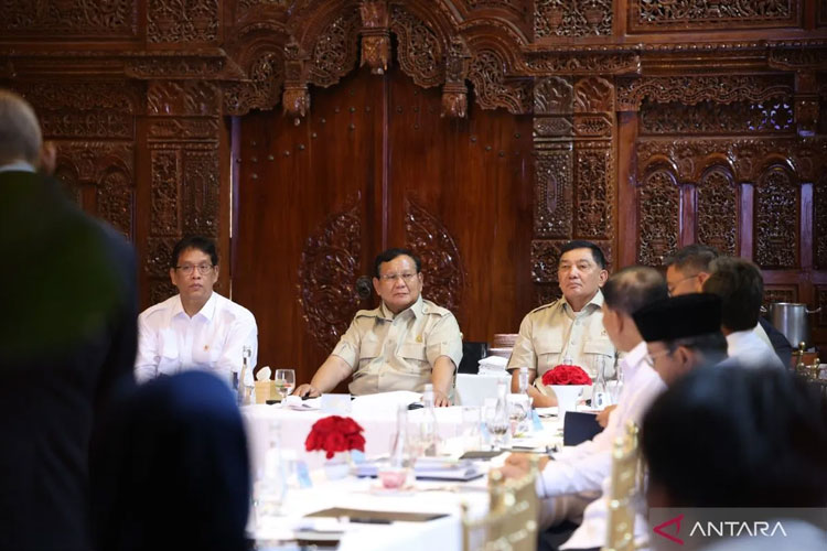 Presiden RI Prabowo Subianto memberikan arahan kepada sejumlah menteri dalam rapat terbatas di Kediaman Kertanegara, Jakarta, Kamis (16/10/2025). (FOTO: ANTARA/HO-Tim Media Presiden Prabowo Subianto)
