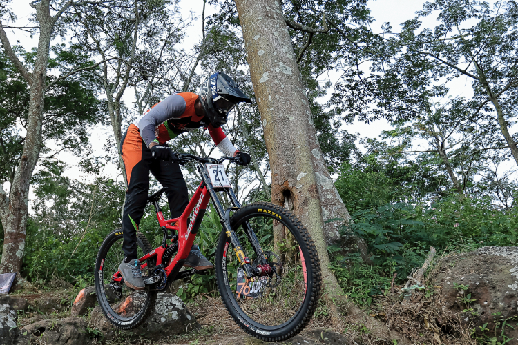 Putaran-final-balap-ekstrem-76-Indonesian-Downhill-b.jpg