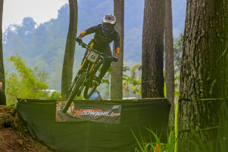 Putaran-final-balap-ekstrem-76-Indonesian-Downhill-c.jpg