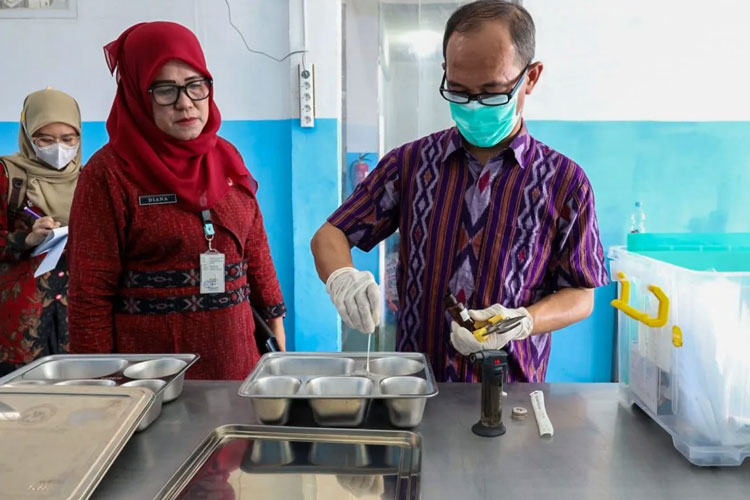 Petugas melakukan pemeriiksaan ke lokasi Satuan Pelayanan Pemenuhan Gizi (SPPG) Kota Kediri, Jawa Timur, Jumat (17/10/2025). Kegiatan itu sebagai bahan evaluasi penerbitan Sertifikat Laik Higiene Sanitasi (SLHS). (FOTOL ANTARA/ HO-Pemkot Kediri)