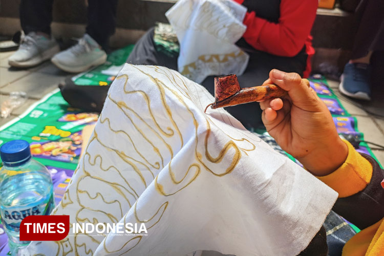 Tampak-tangan-peserta-lomba-lincah-mencanting-batik.jpg