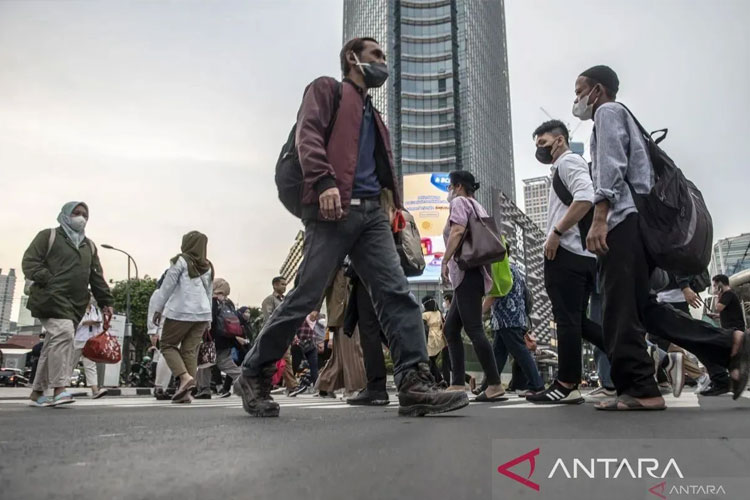 Arsip Foto - Sejumlah pekerja berjalan sepulang kerja di kawasan Sudirman-Thamrin, Jakarta. (ANTARA FOTO/Muhammad Adimaja /rwa)