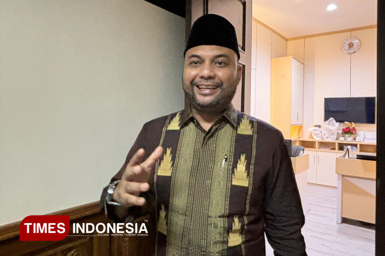 Ketua Komisi D DPRD Jatim, Abdul Halim, menjelaskan bahwa kendala Trans Jatim di Malang Raya bukan penolakan, melainkan driver khawatir bus sekolah tidak beroperasi lagi akibat alokasi anggaran yang dialihkan. (FOTO: Zisti Shinta/TIMES Indonesia)