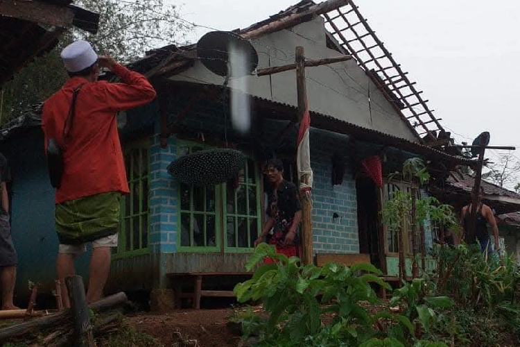 Angin puting beliung di Kecamatan Tanggeung, Kabupaten Cianjur, sebabkan sejumlah rumah rusak. (FOTO: Istimewa)