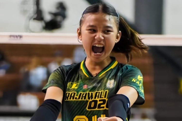 Arimbi Syifana si 'Bocah Terbang' menjadi pusat perhatian pecinta voli Indonesia.Foto2&3: Arimbi saat melakukan smash di blok seniornya termasuk Megawati di final four Livoli Divisi 2025. (Foto: PBVSI)