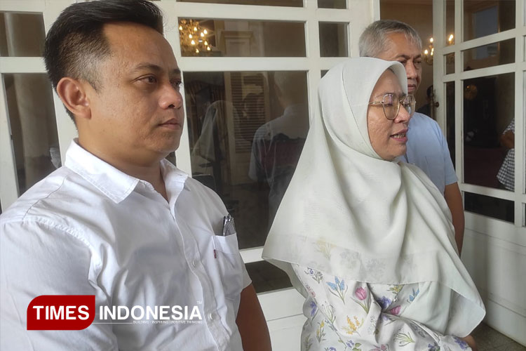 Bupati Banjarnegara dr Amalia Desiana saat memberikan keterangan pers. (FOTO: Muchlas Hamidi/TIMES Indonesia)