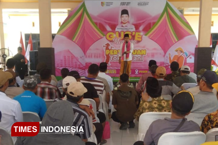 Bupati Jember Muhammad Fawait, saat bertemu dengan para petani di Balai Desa Mojomulyo, Kecamatan Puger. (Foto: M. Abdul Basid/TIMES Indonesia)