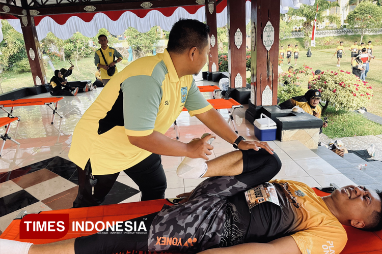 Anggota IFI Magetan saat memberikan penanganan terhadap pelari NTRF 2025 Magetan. (Foto: Aditya Candra/TIMES Indonesia)