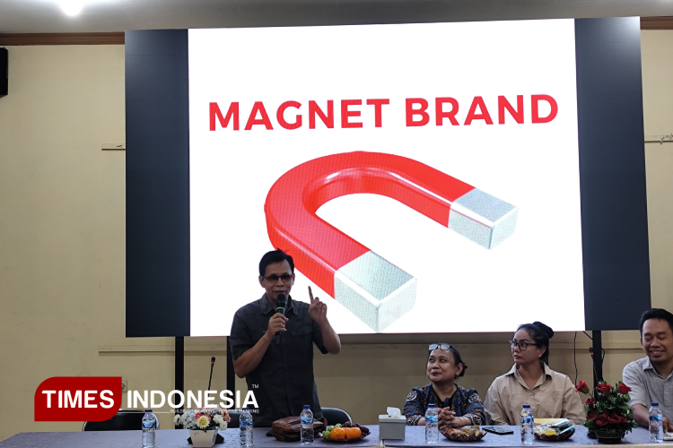 Immanuel-Ustradi-Osijo-pada-saat-mengisi-kelas-entrepreneur-di-SMKN-1-Pungging-b.jpg