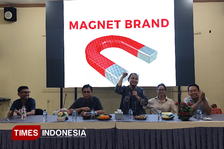 Immanuel-Ustradi-Osijo-pada-saat-mengisi-kelas-entrepreneur-di-SMKN-1-Pungging-c.jpg