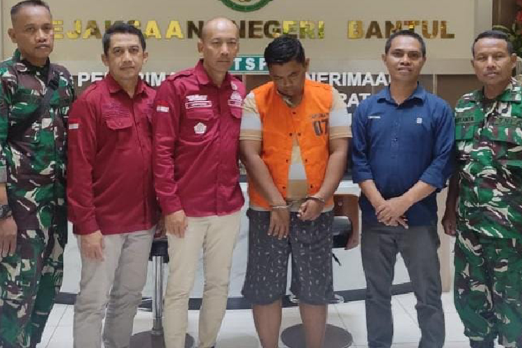 Kasi Pidsus Kejari Bantul Guntoro Jangkung (kiri 3) dan jajaran menit tersangka dugaan korupsi PTSL eks dukuh Gandekan ke LAPAS KELAS IIA Wirogunan Yogyakarta (foto: ist)
