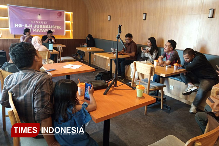 Para-peserta-NgAJI-Jurnalistik-seksama-mendengarkan-pemaparan-pemateri.jpg