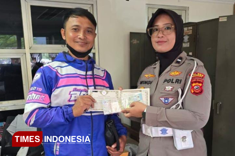 Petugas Satlantas Polres Majalengka menyerahkan STNK kepada wajib pajak. (FOTO: Jaja Sumarja/TIMES Indonesia)