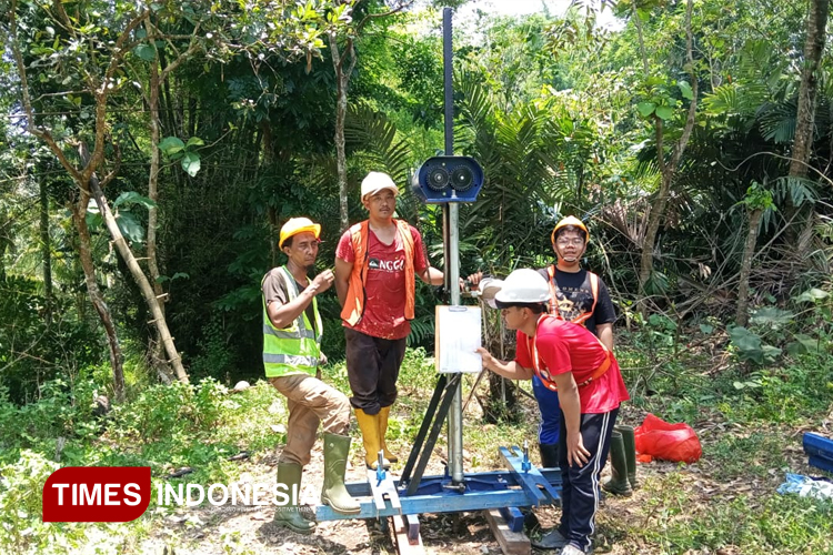 Petugas survei saat melakukan uji daya dukung tanah, di salah satu lokasi yang direncanakan salah satu alternatif trase sirip tol Malang-Kepanjen sisi jalur lingkar selatan Kepanjen, Sabtu (18/10/2025). (Foto: Amin/TIMES Indonesia)