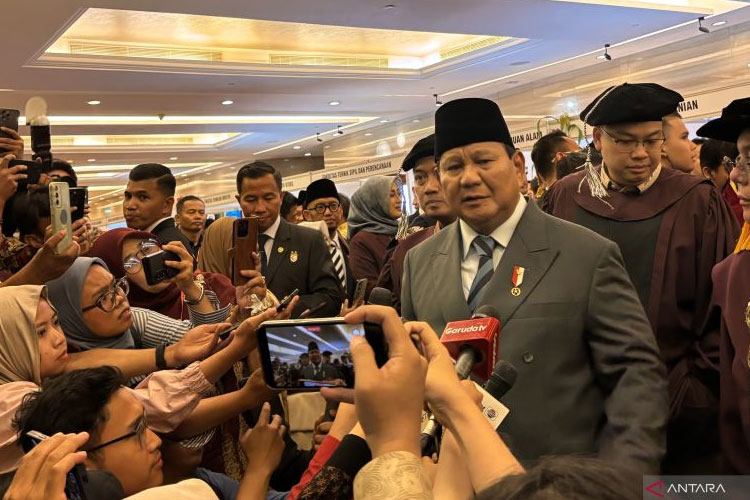 Presiden RI Prabowo Subianto saat memberikan keterangan usai orasi ilmiah pada wisuda Universitas Kebangsaan Republik Indonesia (UKRI) di Kota Bandung, Jawa Barat, Sabtu (18/10/2025). (FOTO: ANTARA/Rubby Jovan)