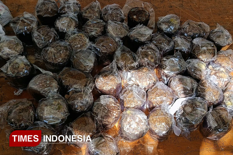 Sajian Kue Program MBG di Gading Kabupaten Probolinggo Kadaluarsa dan Berjamur