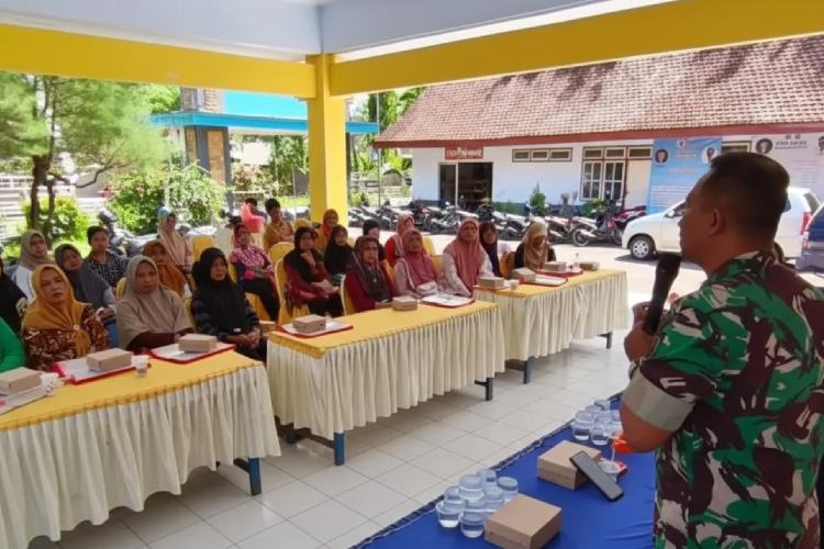 Pelatihan membatik cap, bagian dari rangkaian kegiatan non-fisik TNI Manunggal Membangun Desa (TMMD) ke-126 Kodim 0818 Malang–Batu. (Foto: Kodim 0818 Malang–Batu)