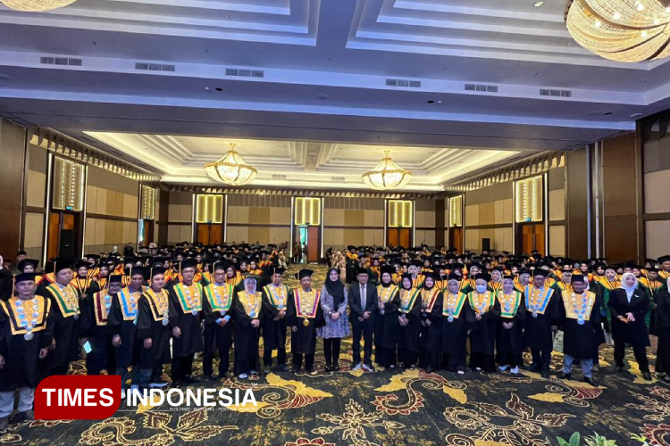 Dihadiri Bupati Ipuk, 329 Mahasiswa Universitas Islam Ibrahimy Banyuwangi Diwisuda
