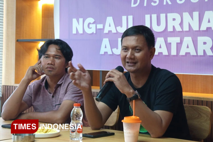 Anggota Dewan Pers, Yogi Hadi Ismanto dipandu diskusi oleh moderator Hery Mahardika. (FOTO: AJI for TIMES Indonesia)