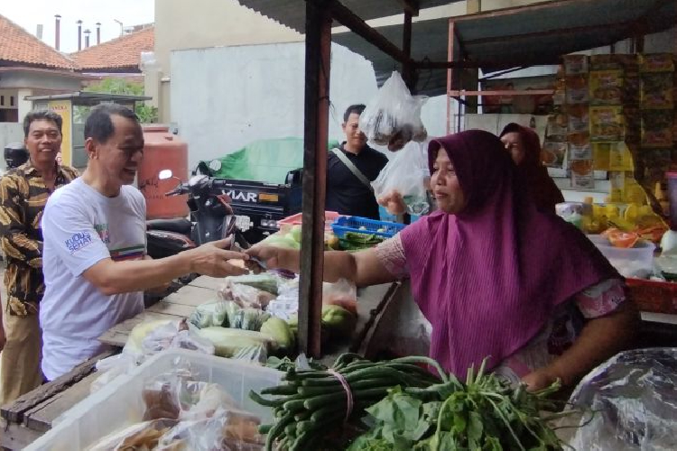 Bupati Kudus Sam'ani Intakoris saat berbelanja di salah satu pedagang sayur mayur di Pasar Kaliputu, Kecamatan Kota, Kabupaten Kudus, Jawa Tengah, Minggu (19/10/2025). (Foto: ANTARA/Akhmad Nazaruddin Lathif)