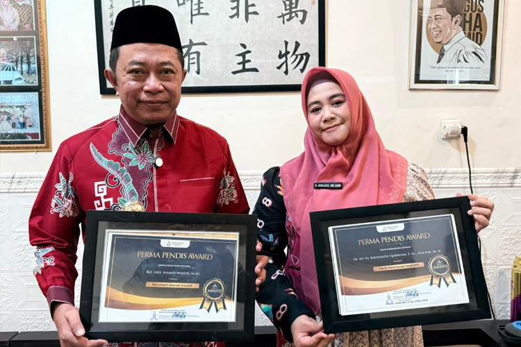 Bupati Bondowoso dan Ketua Tim Penggerak PKK Raih Penghargaan Perma Pendis Award 2025