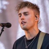 Elton John Isi Riff Piano untuk Lagu Talk To You Sam fender