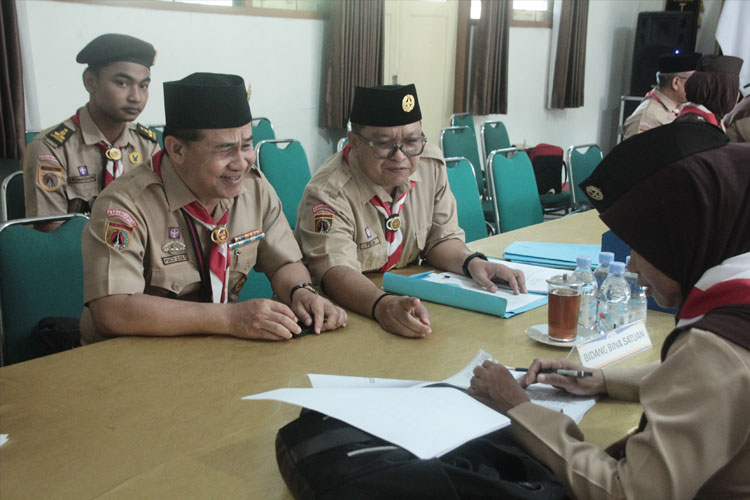 Kwartir Daerah (Kwarda) Jawa Tengah melakukan visitasi ke Kwarcab Gerakan Pramuka Karanganyar dalam rangka Penilaian Kwartir Cabang Tergiat, Minggu (19/10/2025). (FOTO: Kwarcab Karanganyar)