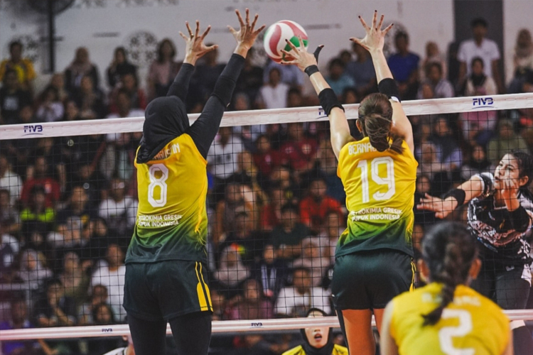 Petrokimia Gresik (kuning) berhasil mencetak hattrick juara Livoli Divisi Utama setelah kalahkan TNI AU Electric 3-0 di final. (Foto:Petrokimia)