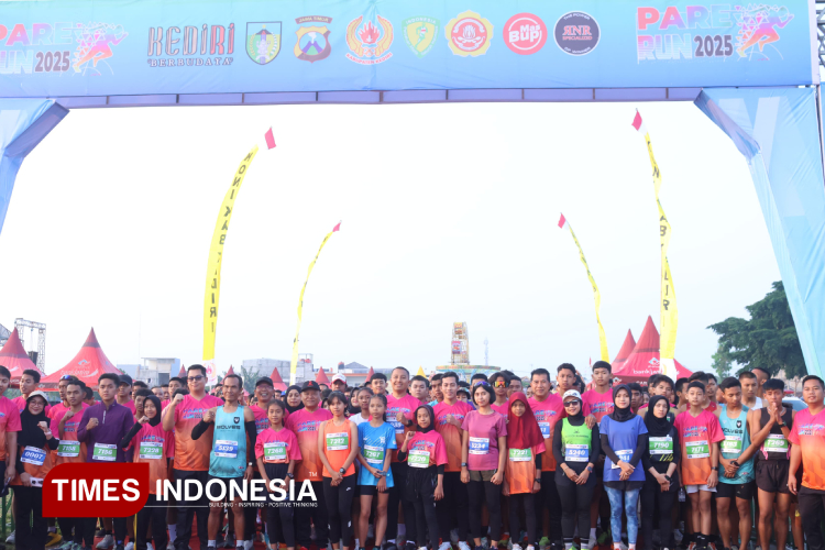 Ratusan peserta bersama ketua KONI dan Kapolres Kediri berfoto bersama jelang start (Foto: Canda Adisurya/TIMES Indonesia)