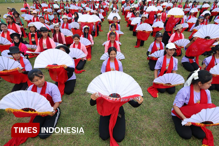 Ribuan penari gandrung sewu 2025 latihan menari di stadion Diponegoro Banyuwangi. (FOTO: Humas Pemkab for TIMES Indonesia)