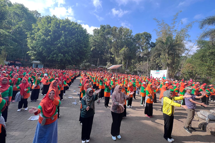 Suasana senam akbar kader Fatayat NU Kabupaten Malang di wisata Boon Pring Sanankerto, Turen, Minggu (19/10/2025). (FOTO: Dewi Maryam).