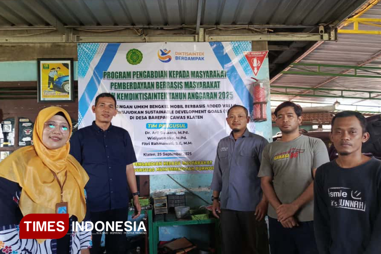 Arif Susanto bersama Tim Pengabdian Masyarakat UMP Purworejo saat berada di Bengkel Auto Klinik 86 Klaten. (Foto: Hery P/ TIMES Indonesia)