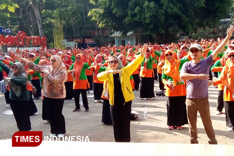 Wamenkop RI Farida Farichah (jaket kuning) dan anggota DPR RI, M. Hasanuddin Wahid (bertopi), turun bersama saat mengikuti Senam Akbar Fatayat NU Kabupaten Malang, Minggu (19/10/2025). (Foto: Amin/TIMES Indonesia)