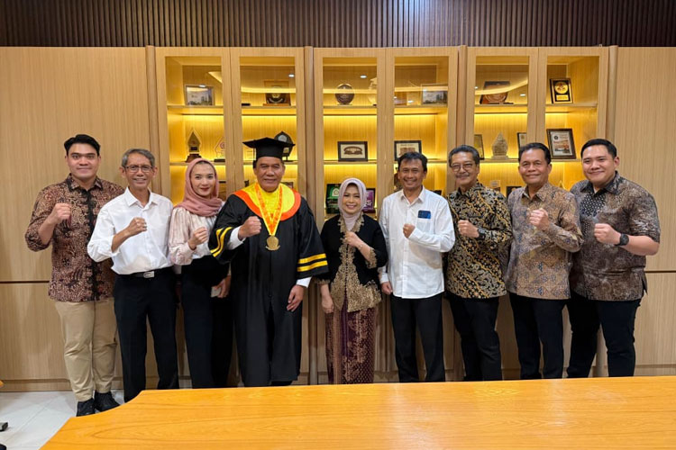 ilmu-politik-usai-sidang-tesis-di-Universitas-Wijaya-Kusuma-Surabaya-b.jpg