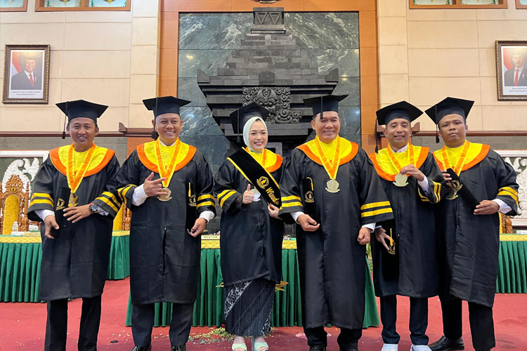 ilmu-politik-usai-sidang-tesis-di-Universitas-Wijaya-Kusuma-Surabaya-c.jpg