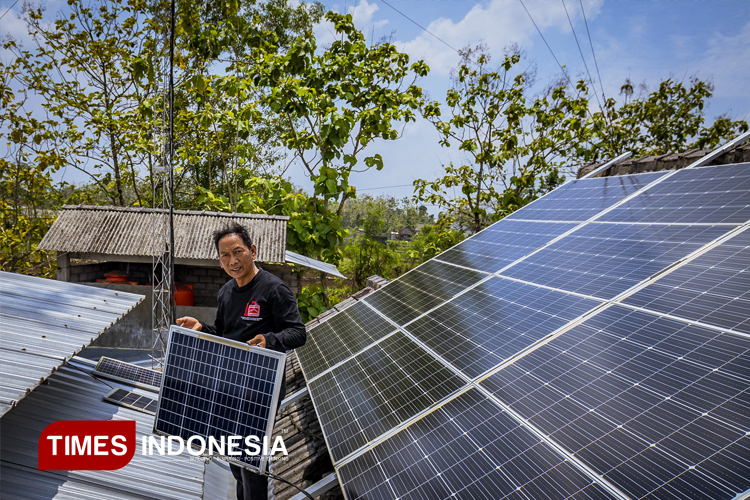 Muhammad Awab menunjukkan panel surya di atap rumahnya, Sabtu, 18/10/2025. (Foto: Eko Susanto/TIMES Indonesia)