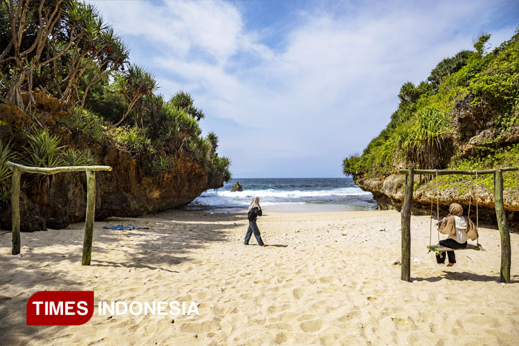 Suasana pantai Srakung, Minggu, 19/10/2025. Pantai yang masih sepi seperti pantai pribadi. (FOTO: Eko Susanto/TIMES Indonesia)