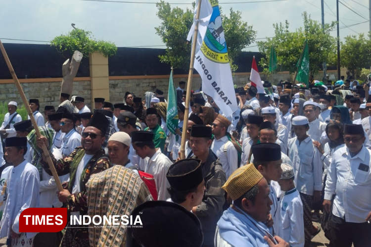 Santri Probolinggo Long March Bela Kiai dan Pesantren