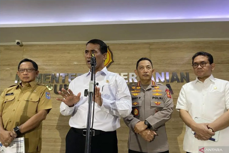 Menteri Pertanian RI (Mentan RI) Andi Amran Sulaiman usai rakor lintas kementerian dan lembaga bersama Mendagri Tito Karnavian, Mendag Budi Santoso, Kapolri Jenderal Listyo Sigit Prabowo dan Dirut Bulog Ahmad Rizal (FOTO: Shofi Ayudiana/ANTARA)