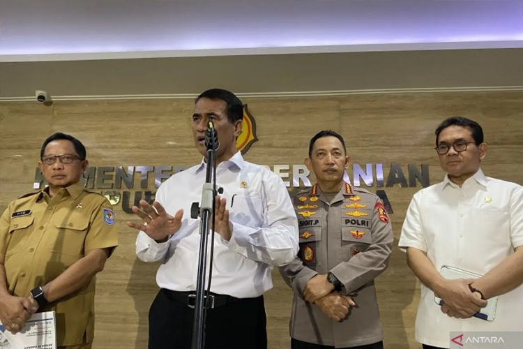 Menteri Pertanian Andi Amran Sulaiman (kedua kiri) menyampaikan keterangan pers didampingi Mendagri Tito Karnavian (kiri), Mendag Budi Santoso (kanan), dan Kapolri Jenderal Listyo Sigit Prabowo di Jakarta, Senin (20/10/2025). (ANTARA/Shofi Ayudiana)