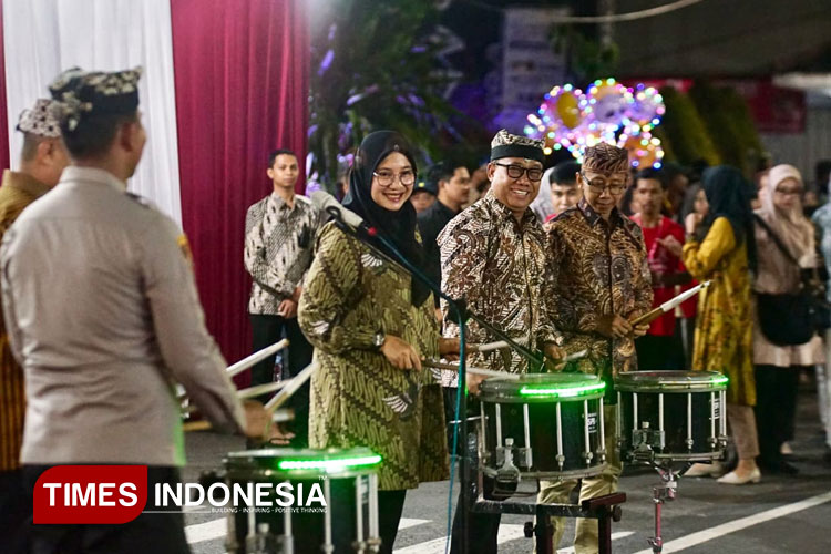 Bupati Banyuwangi, Ipuk Fiestiandani saat membuka acara Kirab Night Street Parade Ijen Marching Festival III 2025. (Foto: Pemkab Banyuwangi for TIMES Indonesia).