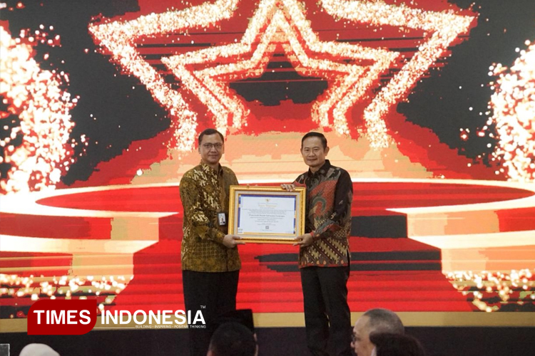 Bupati Lamongan Yuhronur Efendi menerima penghargaan secara langsung dari Kepala ANRI Mego Pinandito, Senin (20/10/2025). (Foto: Moch. Nuril Huda/TIMES Indonesia)