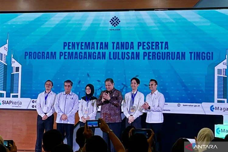 Menaker Yassierli, Menko Perekonomian Airlangga Hartarto dan Utusan Khusus Presiden Bidang Pembinaan Generasi Muda dan Pekerja Seni Raffi Ahmad berfoto bersama para perwakilan peserta Magang Nasional 2025 (FOTO: Arnidhya Nur Zhafira/ANTARA)