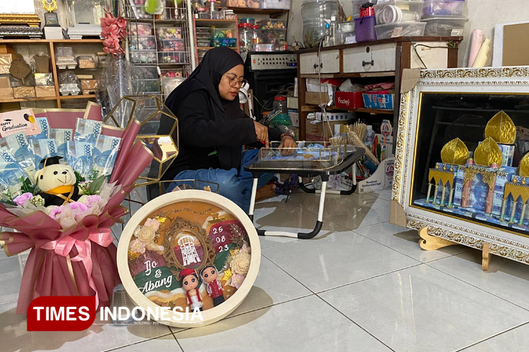 Tinggalkan Pekerjaan Tetap, Perempuan Jombang Ini Raup Juta Rupiah dari Hobi Membuat Hantaran Perkawinan