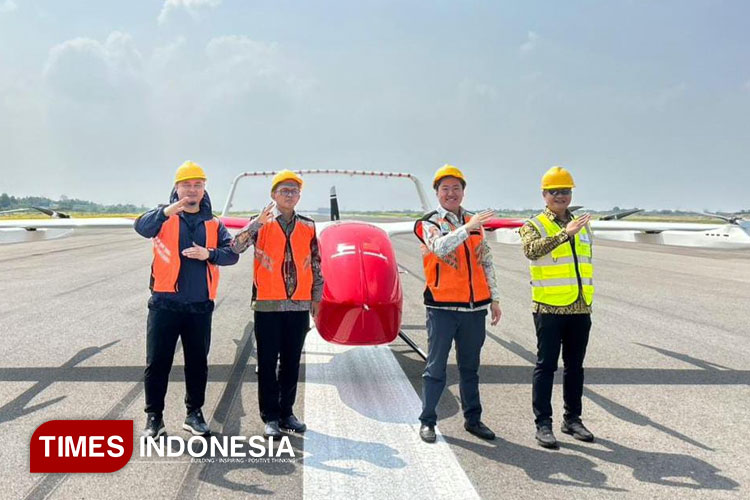 PT Dreamfly Indonesia dalam melakukan uji terbang penuh (test flight) perdana drone kargo listrik DF-L100 di Bandara Internasional Kertajati, Kabupaten Majalengka. (FOTO: Jaja Sumarja/TIMES Indonesia)