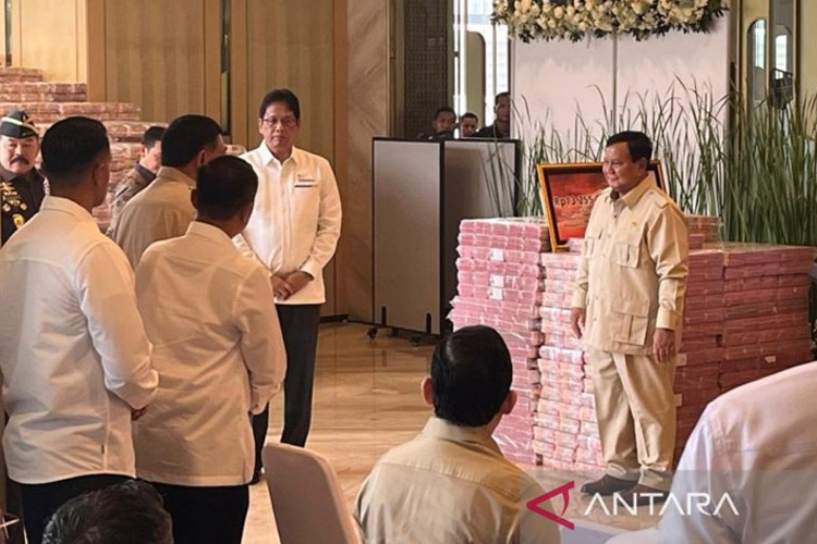 Presiden RI Prabowo Subianto menyaksikan penyerahan uang pengganti kerugian negara dalam perkara tindak pidana korupsi sebesar Rp13,2 triliun di Kejagung RI, Jakarta, Senin (20/10/2025). (FOTO: ANTARA/Fathur Rochman)