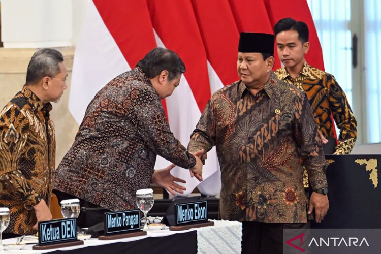 Presiden Prabowo Subianto (kedua kanan) didampingi Wapres Gibran Rakabuming Raka (kanan) menjabat tangan Menko Perekonomian Airlangga Hartarto (kedua kiri) dan Menko Bidang Pangan Zulkifli Hasan (kiri) sebelum Sidang Kabinet Paripurna. (Foto: ANTARA)