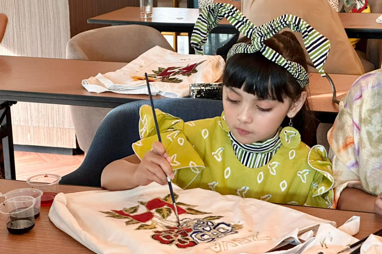 Swiss-Belinn Airport Surabaya Gali Kreativitas dan Kepedulian Lingkungan di Hari Batik Nasional