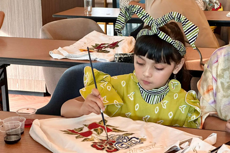 Swiss-Belinn Airport Surabaya mengajak anak-anak melukis batik di kanvas tote bag, Senin (20/10/2025). (FOTO: Dok. Swiss Belinn Airport Surabaya)